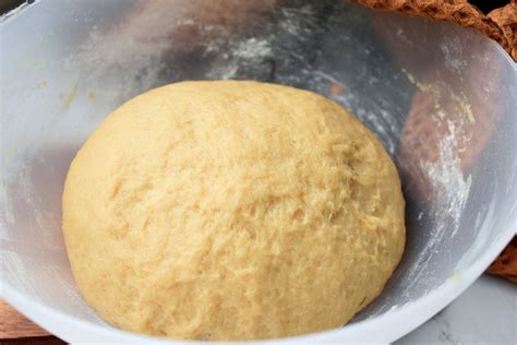 Imagen de la masa de calzones rotos lista para estirar sobre una superficie enharinada