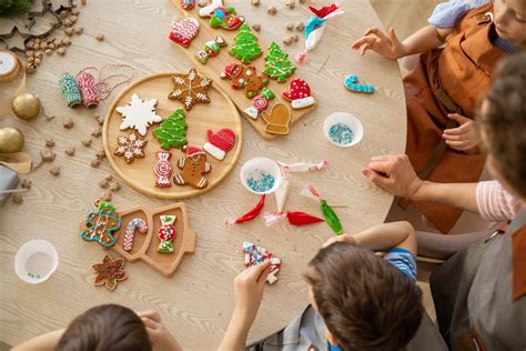 Familia decorando galletas de jengibre en Navidad