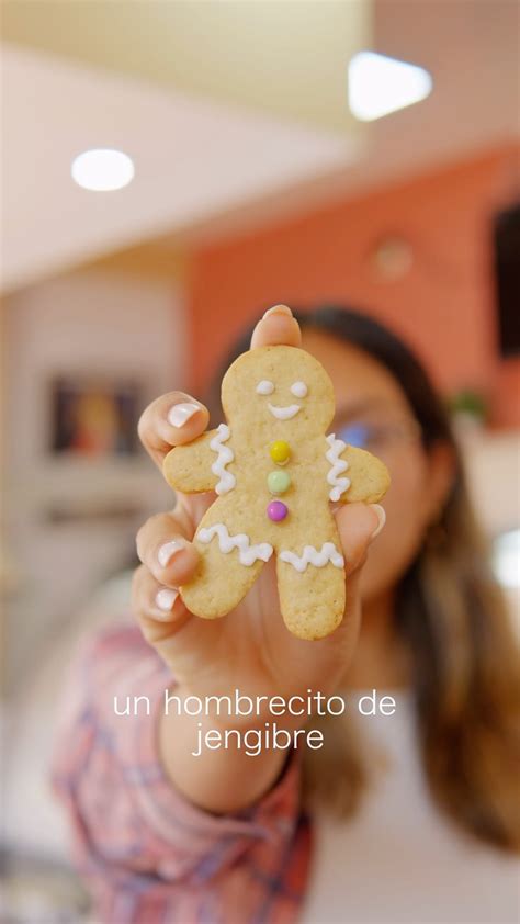 Piezas de galleta de jengibre horneadas y listas para armar