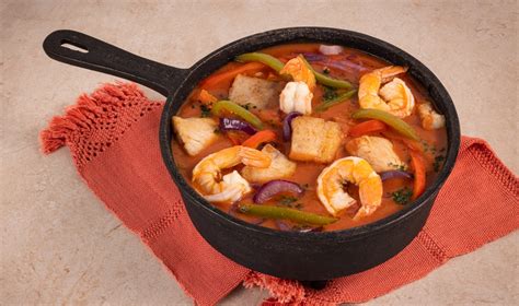 Ilustración de los ingredientes frescos: camarones, hojas de masa filo, sobre de salsa caribeña y un huevo.