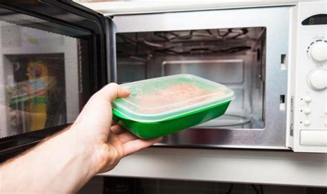 Esquema que muestra cómo el microondas genera puntos de calor desiguales en el biberón mientras el resto permanece frío
