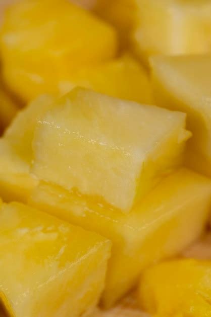 Piña fresca cortada en trozos, destacando su jugosidad