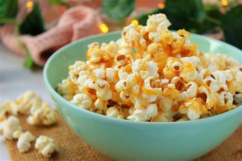 Plato de palomitas de maíz dulces y coloridas