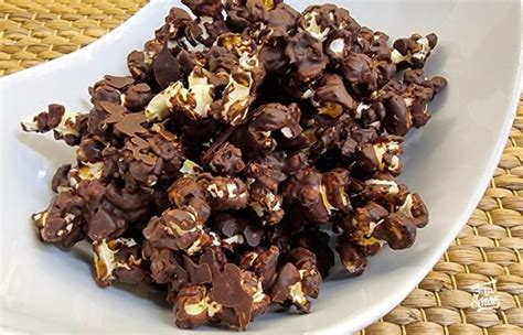 Ingredientes para hacer palomitas dulces, como chocolate, caramelo y frutas
