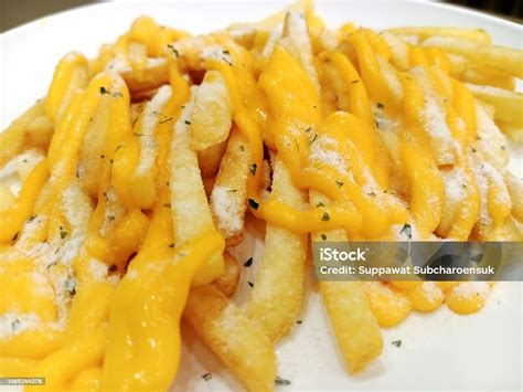 Plato de papas a la crema con queso derretido y hierbas frescas