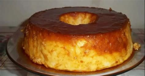 budín de pan con flan recién desmoldado y decorado