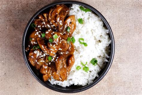 Imagen de un plato de pollo teriyaki con arroz y semillas de sésamo