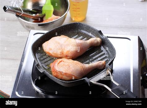 Secuencia de imágenes de la cocción del pollo en la sartén con la salsa teriyaki