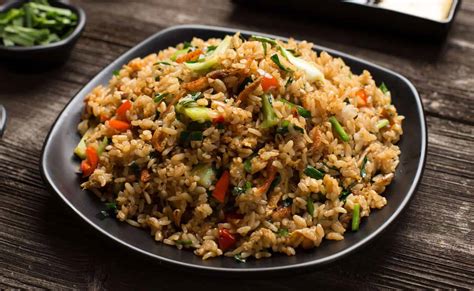 Foto: Arroz frito chino recién preparado con salsa de soja