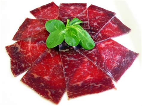 Foto general de cecina de León loncheada en un plato
