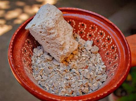 Infografía sobre el tequesquite y su uso tradicional en la cocción de elotes en México