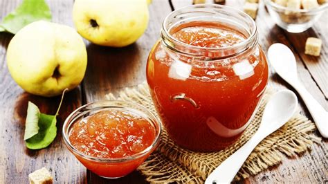 Botella de mermelada de membrillo y de mango con etiquetas de marca Watt's