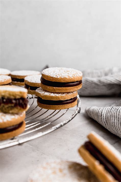 Alfajores rellenos con manjar de chocolate