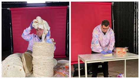 Angel Zayas mostrando su torre de tortillas récord