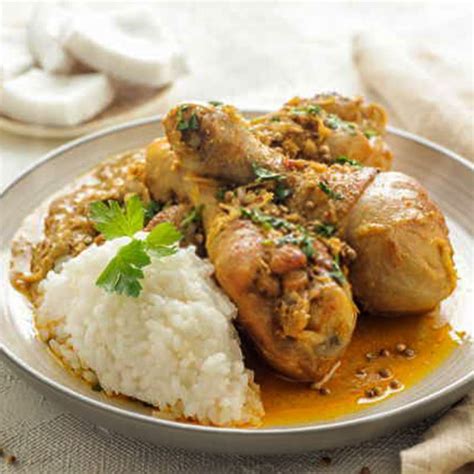 Plato de sudado de pollo con arroz y plátano