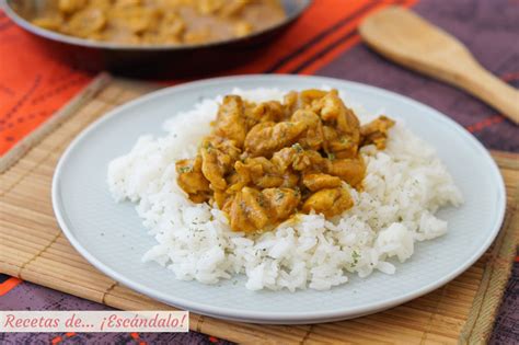 Pollo al coco servido con arroz