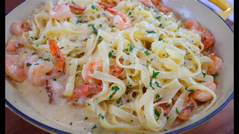 Plato de fetuccinis con camarones y champiñones en salsa blanca