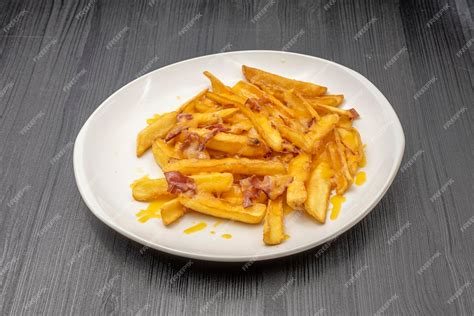 Plato de Papas Supremas con cheddar derretido y tocino crujiente