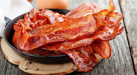 Tocino crujiente en un plato con papel absorbente