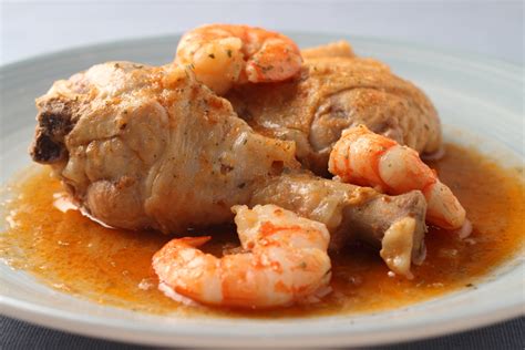 Pollo guisado con langostinos y salsa de almendras