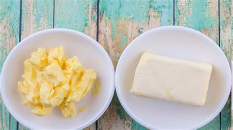 Plato con alimentos preparados con mantequilla y margarina, enfatizando la diferencia en sabor y textura