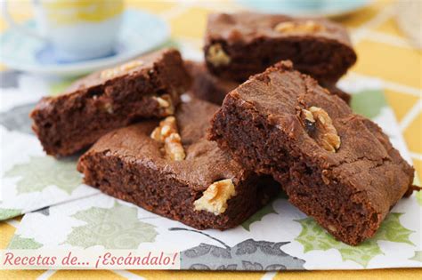 Brownie saludable con trozos de nueces y chocolate
