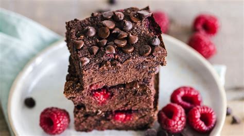 Variedad de brownies saludables con diferentes toppings