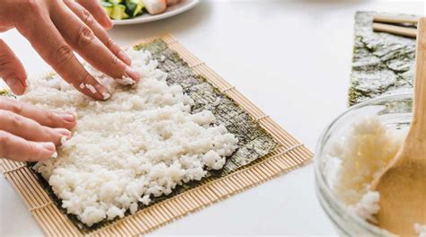 Esquema de los pasos clave para preparar el arroz de sushi: selección del grano, lavado, cocción y aderezo final.