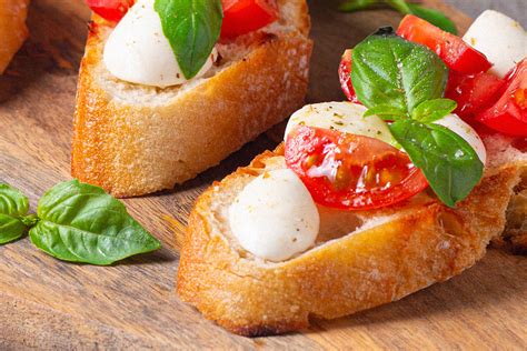 Tostando las rebanadas de pan para las bruschettas