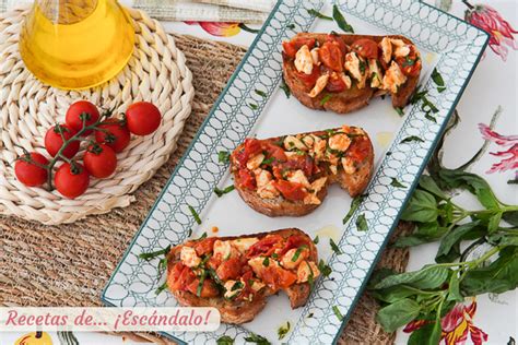 Restregando un diente de ajo sobre las bruschettas italianas