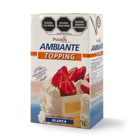 Tazón de crema vegetal montada con frutas