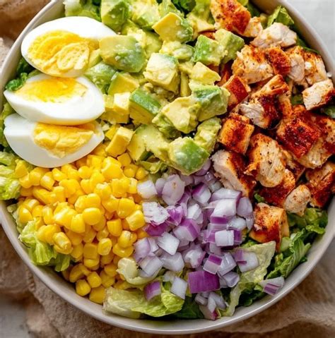 Plato colorido con ensalada de pollo, aguacate y maíz