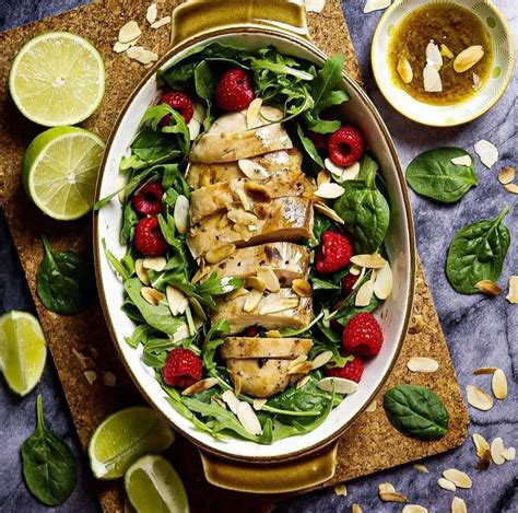 Ensalada vibrante con frambuesas, queso de cabra y pollo asado