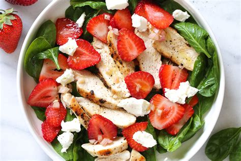 Ensalada de fresas, pollo y queso de cabra con un aliño dulce