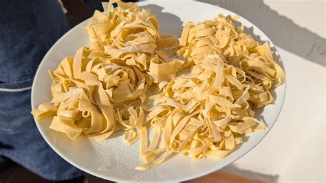 Infografía comparativa: pasta fresca al huevo vs. pasta de sémola y agua
