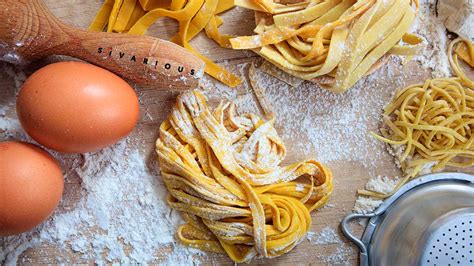 Ilustración de utensilios para hacer pasta casera: rodillo, cuchillo, máquina de pasta