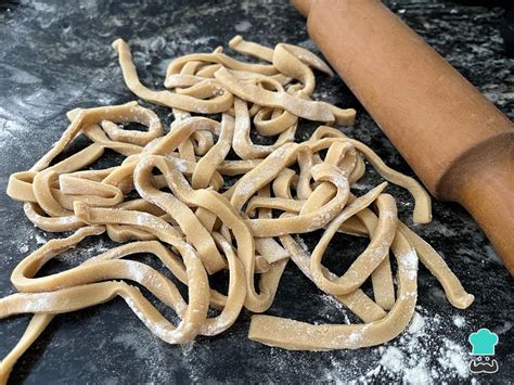 Foto: fideos caseros cortados a mano y colgados para secar