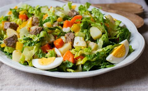 Salpicón chileno tradicional con carne y vegetales