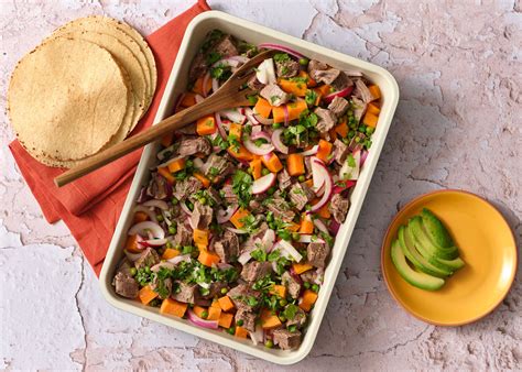 Salpicón de atún con camote, kale y vegetales frescos