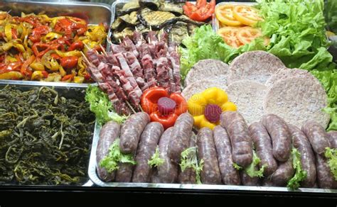 Collage de imágenes mostrando diversos productos elaborados con molinillos de carne: hamburguesas, salchichas, rellenos, etc.