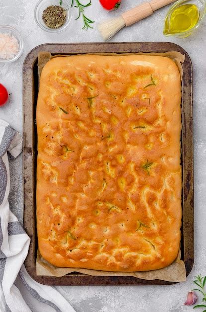 Foto de una focaccia recién horneada, dorada y con los toppings, sobre una rejilla de enfriamiento