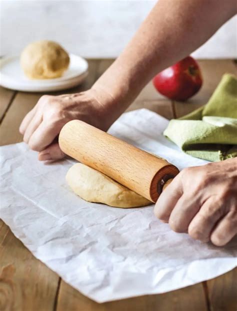 Estirando la masa de galletas con rodillo y niveladores
