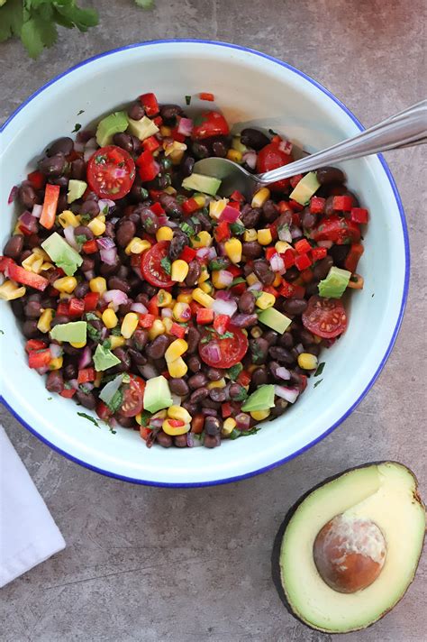 Plato de ensalada de porotos negros fresca con vegetales
