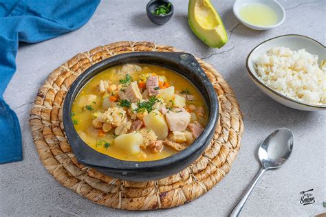 Plato de guiso de mondongo humeante con pan