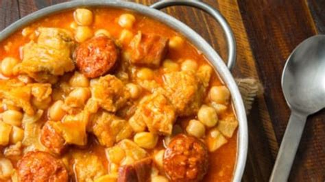 Ingredientes frescos para guiso de mondongo en una tabla de madera