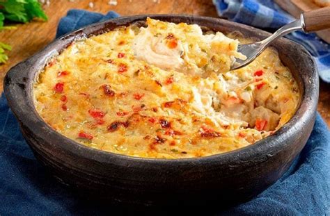 Plato de chupe de pollo chileno con pan y queso gratinado