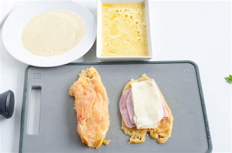 foto: escalopa Káiser recién frita, mostrando ligeramente el relleno de queso y jamón