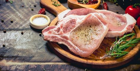 Infografía de chuletas de cerdo con diferentes cortes y sus características.