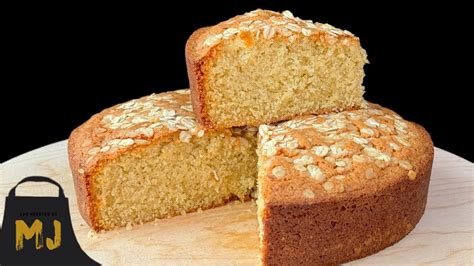 Primer plano de la masa de la torta de harina P.A.N. con uvas pasas integradas.