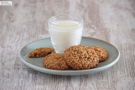 Ilustración de galletas de avena caseras con un vaso de leche.